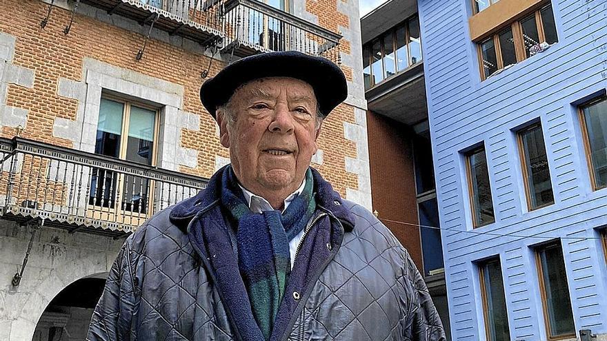 Antxon Elosegui, esta semana en la plaza Zaharra de Tolosa, donde hoy lanzará el txupinazo.