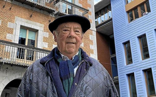 Antxon Elosegui, esta semana en la plaza Zaharra de Tolosa, donde hoy lanzará el txupinazo. Antxon Elosegui, esta semana en la plaza Zaharra de Tolosa, donde hoy lanzará el txupinazo.