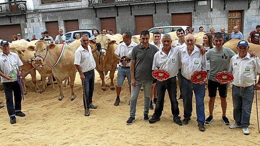 Los vencedores del XXV Concurso de ganado Blonda, con sus placas.