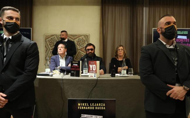 Mikel Lejarza, con gafas, peluca y barba postiza, en la presentaci&oacute;n.