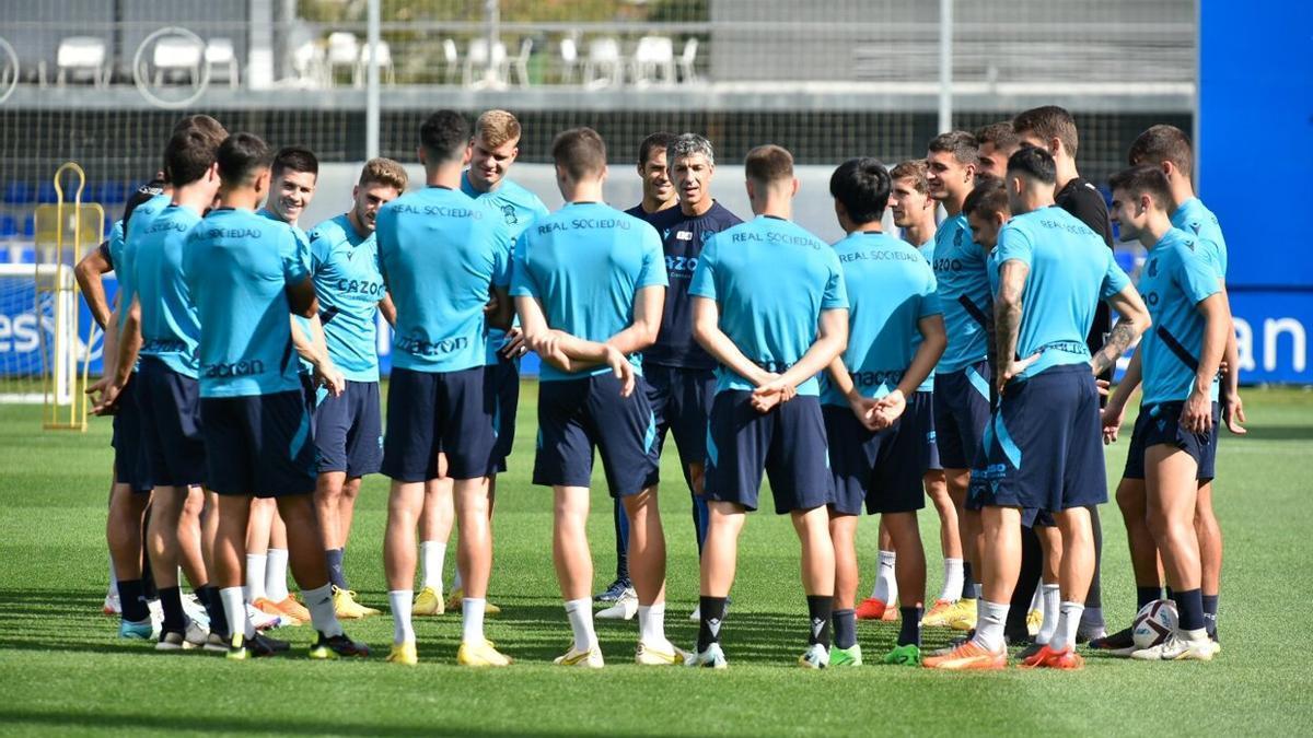 Imanol Alguacil se dirige a sus futbolistas durante un entrenamiento en Zubieta.