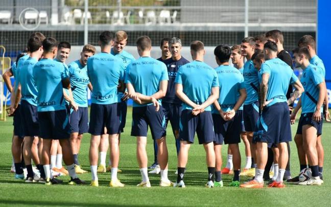 Imanol Alguacil se dirige a sus futbolistas durante un entrenamiento en Zubieta.