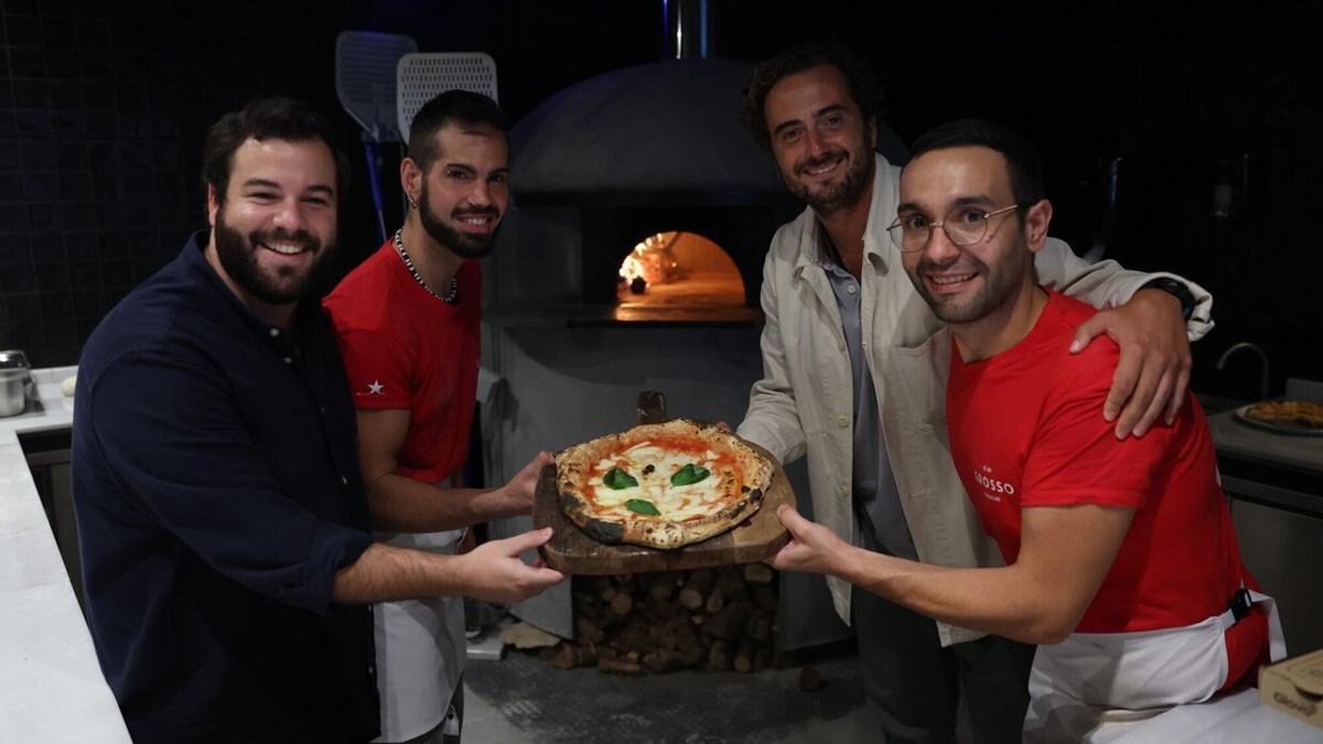 De izquierda a derecha: Pablo Ortega (director), Pascuale (pizzaiolo), Hugo Rodríguez (fundador) y Giuseppe (pizzaiolo) en el Grosso de la calle Amaya.