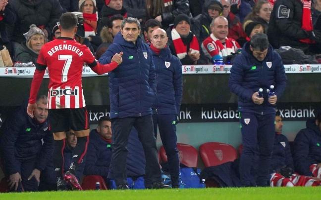 Valverde choca la mano a Berenguer tras su sustitución. Valverde choca la mano a Berenguer tras su sustitución.