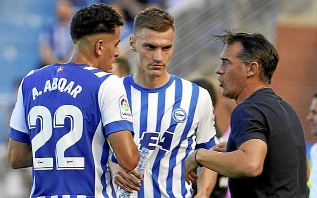 Luis Garc&iacute;a da indicaciones a Abdel Abqar y Nikola Maras durante el &uacute;ltimo Alav&eacute;s-Ponferradina en Mendizorroza.