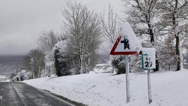 Pese a la presencia de nieve, todos los puertos vascos se encuentran abiertos este sábado.