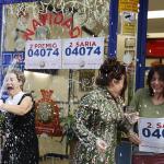 Trabajadores de la administraci&oacute;n de Loter&iacute;as de la calle Ledesma de Bilbao celebran el segundo premio que han vendido.