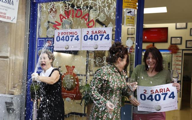 Trabajadores de la administración de Loterías de la calle Ledesma de Bilbao celebran el segundo premio que han vendido. Trabajadores de la administración de Loterías de la calle Ledesma de Bilbao celebran el segundo premio que han vendido.
