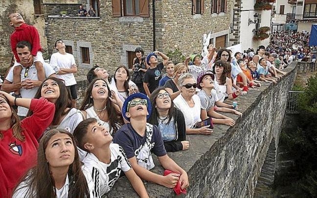 Los cohetes se lanzan desde el puente, donde se congregó todo el pueblo para ver desde cerca el chupinazo. Los cohetes se lanzan desde el puente, donde se congregó todo el pueblo para ver desde cerca el chupinazo.