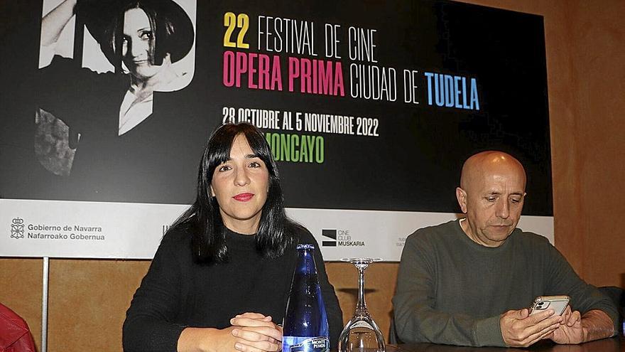 Alauda Ruiz de Azúa, directora de la película, junto a Luis Alegre, director del certamen.