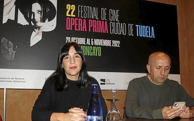 Alauda Ruiz de Azúa, directora de la película, junto a Luis Alegre, director del certamen.
