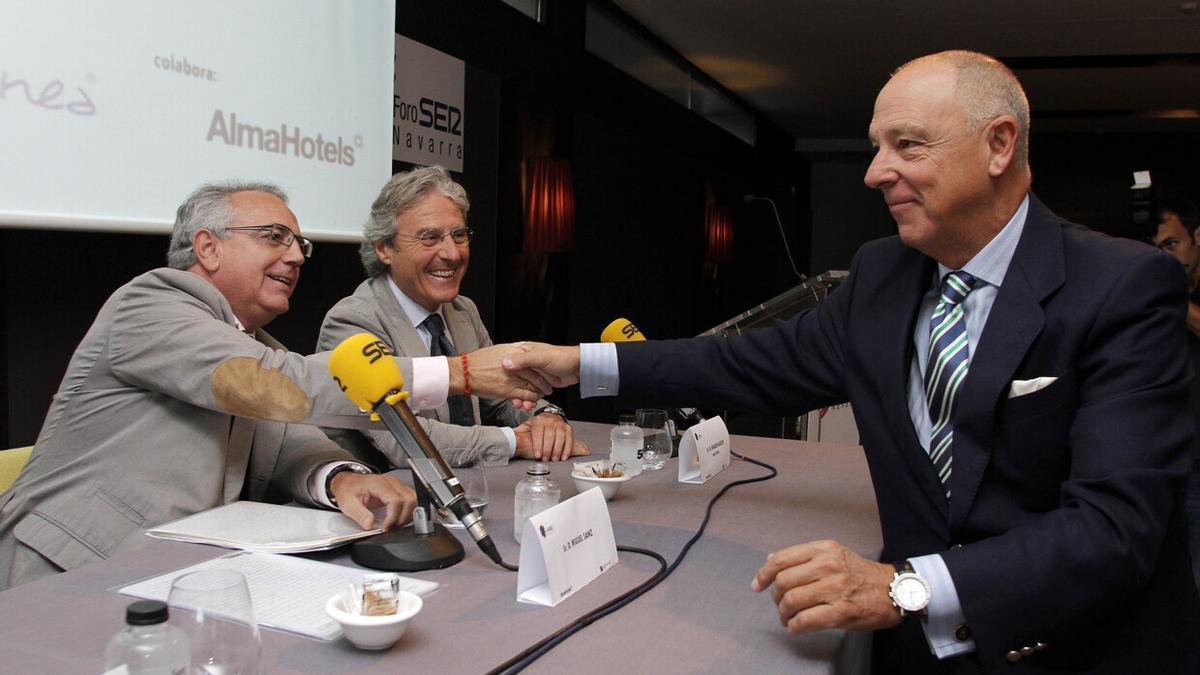 Miguel Sanz saluda a Javier Taberna en presencia de Joaquín Ausejo