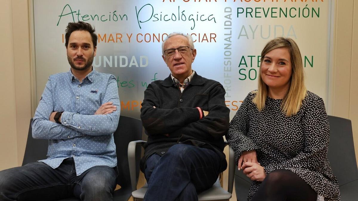 De izda a dcha, el psicólogo Chema Larráyoz Pérez, el paciente Luis Guillén Mendoza y la trabajadora social Eva Roque Merino, en la sede de la AECC en Pamplona.