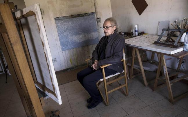 El artista Fernando Iriarte, retratado en su estudio de Sarriguren, donde sigue pintando aunque sin pretensión de exposición pública. El artista Fernando Iriarte, retratado en su estudio de Sarriguren, donde sigue pintando aunque sin pretensión de exposición pública.