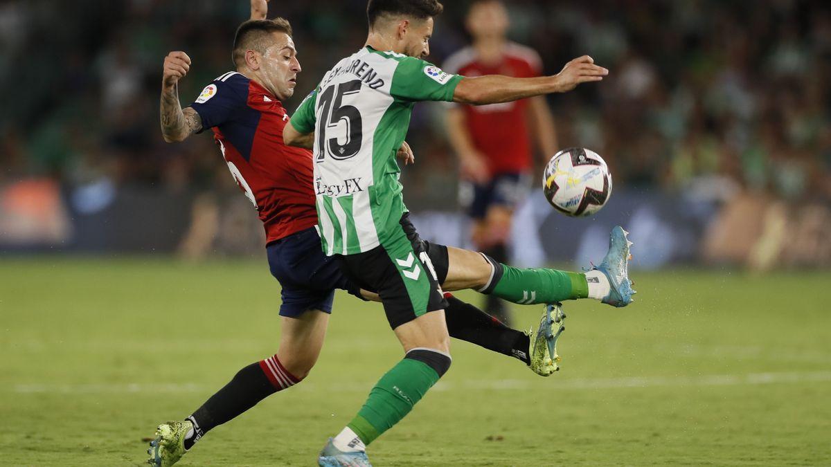 El defensa del Real Betis Álex Moreno (d) lucha con Rubén Peña, de Osasuna