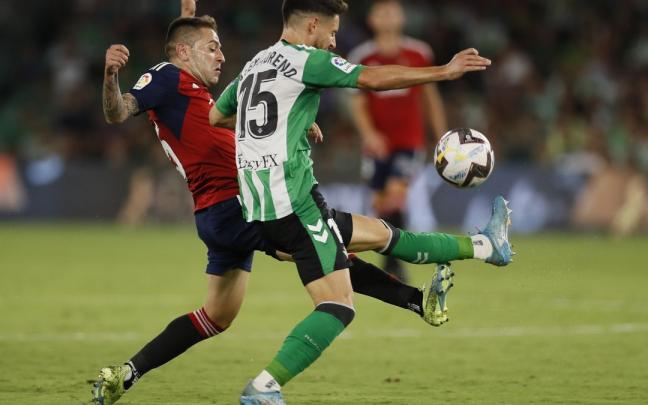 El defensa del Real Betis Álex Moreno (d) lucha con Rubén Peña, de Osasuna El defensa del Real Betis Álex Moreno (d) lucha con Rubén Peña, de Osasuna