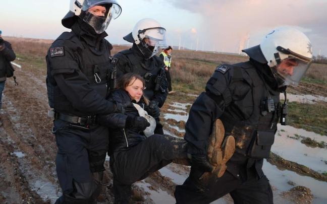 La Policía alemana detiene a Greta Thunberg.