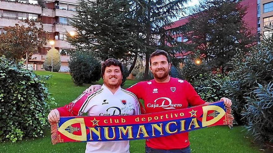 Íñigo y Javier Gallego posan con la camiseta del Numancia.