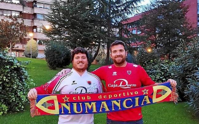 Íñigo y Javier Gallego posan con la camiseta del Numancia.