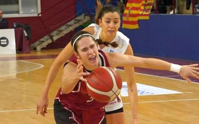 Itzi Ariztimuño trata de alcanzar un balón ante la presencia de Mariona Ortiz. Itzi Ariztimuño trata de alcanzar un balón ante la presencia de Mariona Ortiz.