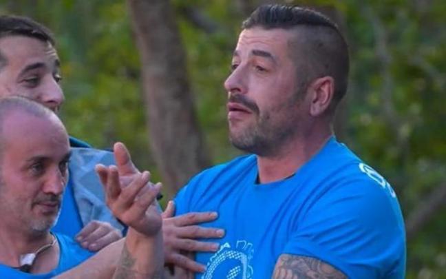 El equipo azul se queda con uno menos. El equipo azul se queda con uno menos.