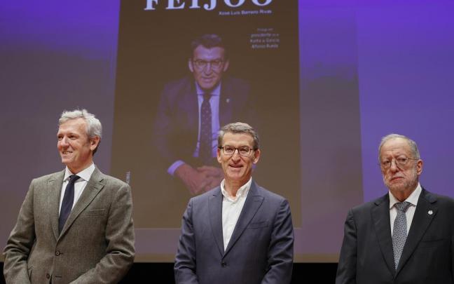 El presidente del PP, Alberto Núñez Feijóo, en la presentación del libro 'A propósito de Feijóo', de Xosé Luis Barreiro Rivas