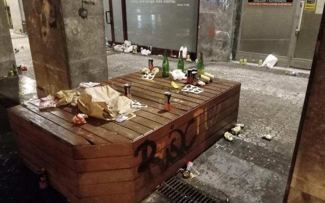 Imagen de la suciedad tras un partido de la Real en la plaza de Armerías Imagen de la suciedad tras un partido de la Real en la plaza de Armerías