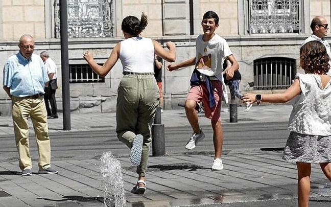 Chorros de agua junto a la Catedral Nueva