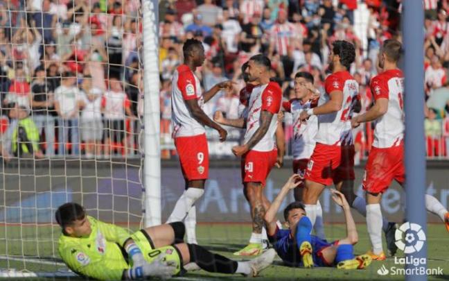 Los jugadores del Amorebieta, tendidos sobre el césped tras encajar un gol del Almería.