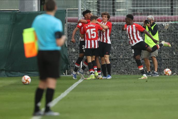 Los cachorros celebran un gol frente al Racing, cuando certificaron la salvación.