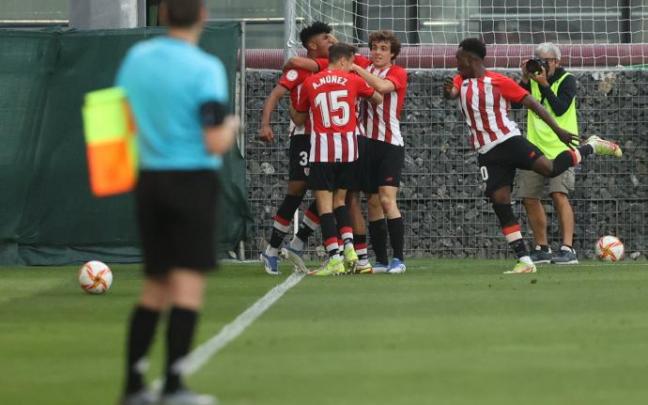 Los cachorros celebran un gol frente al Racing, cuando certificaron la salvación. Los cachorros celebran un gol frente al Racing, cuando certificaron la salvación.