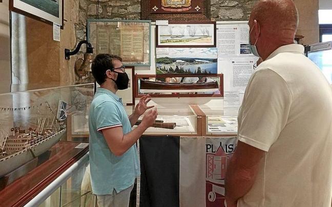 Jondalar Sota, del Museo Plasentia de Butrón, da explicaciones a unos visitantes. | FOTO: M. H.