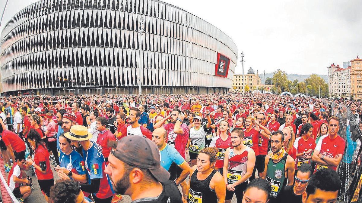 Salida de la Bilbao Night Marathon desde el estadio de San Mamés.