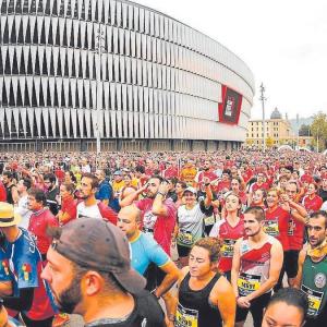 Salida de la Bilbao Night Marathon desde el estadio de San Mamés.
