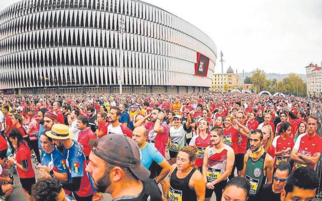 Salida de la Bilbao Night Marathon desde el estadio de San Mamés.