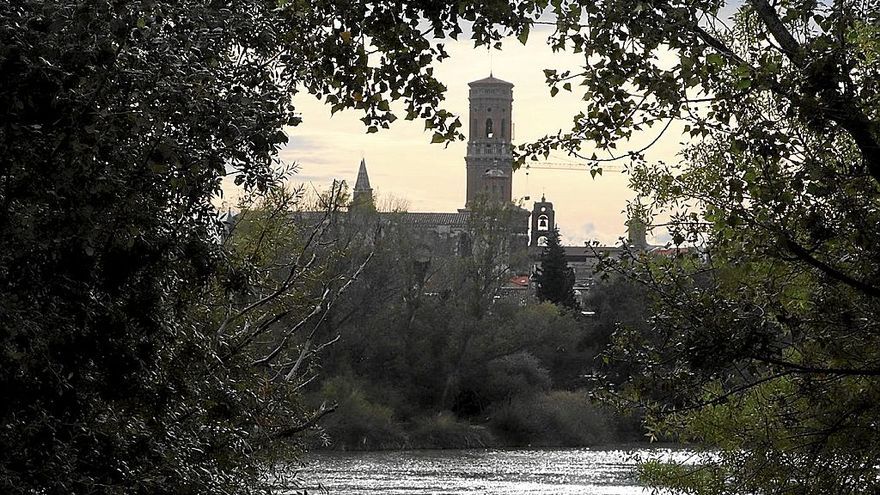 Vista de la catedral de Tudela desde la otra orilla del río Ebro.