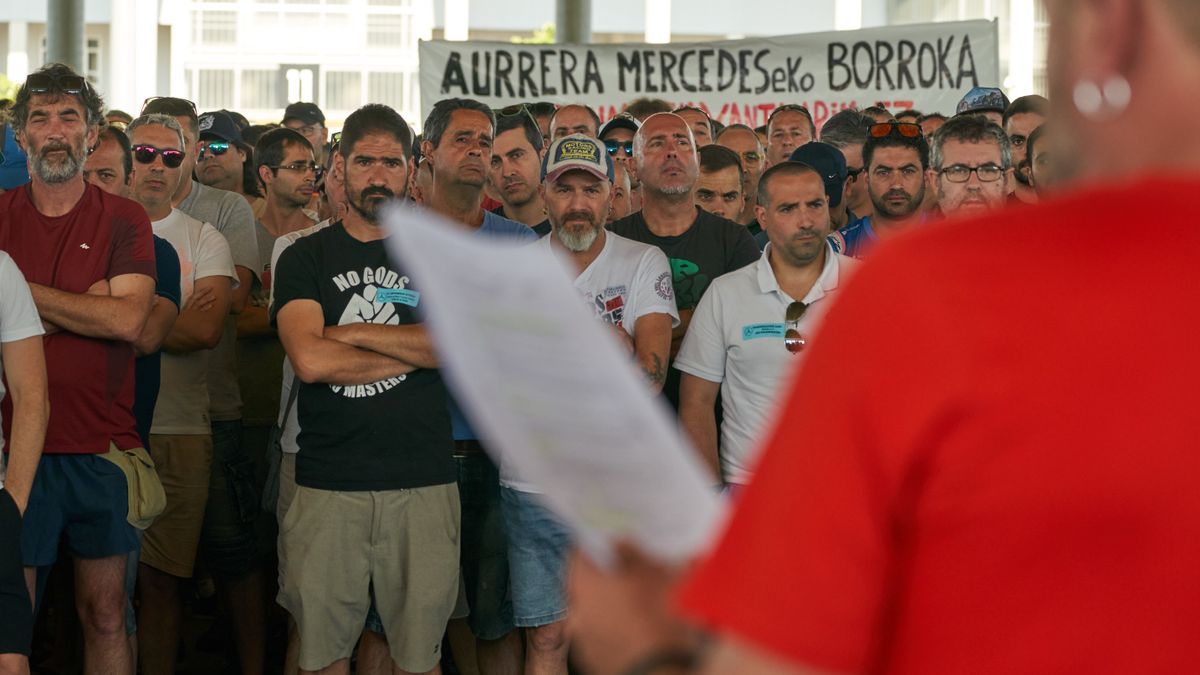 Asamblea de trabajadores de la planta de Mercedes en Vitoria este miércoles