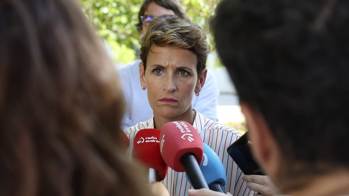 La presidenta de Navarra, Mar&iacute;a Chivite, realiza declaraciones a los medios