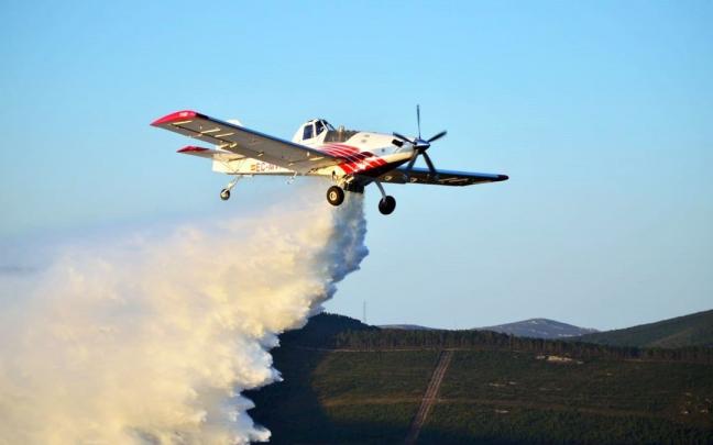 Imagen de archivo de un avión de extinción de incendios. Imagen de archivo de un avión de extinción de incendios.