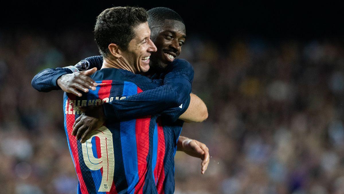 Lewandowski, trigoleador, se abraza con Dembelé, que estuvo espectacular en varios lances del partido.