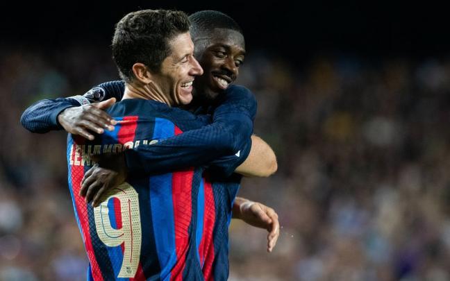 Lewandowski, trigoleador, se abraza con Dembelé, que estuvo espectacular en varios lances del partido.
