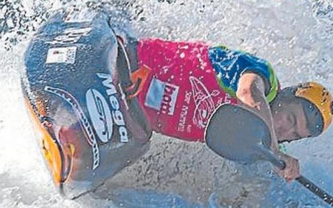 Un palista en acci&oacute;n. | FOTO: EKFB