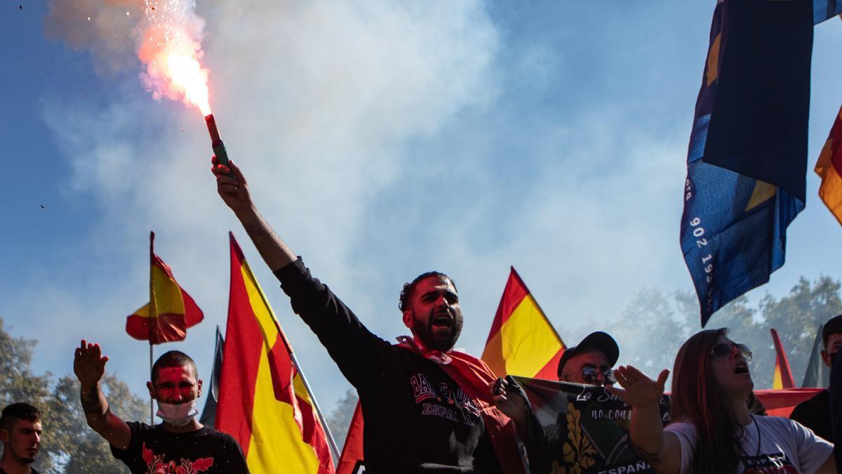 Neonazis celebran el Día de la Hispanidad con simbologia a ultra y franquista.