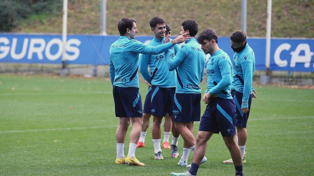 Los jugadores de la Real han entrenado este martes en la previa del duelo ante el Coria