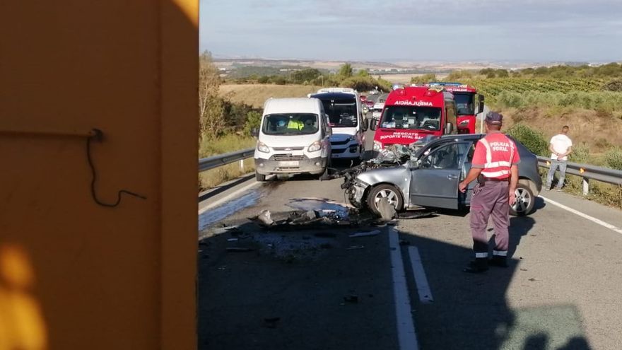 Una patrulla de Policía Foral, en el lugar del accidente.