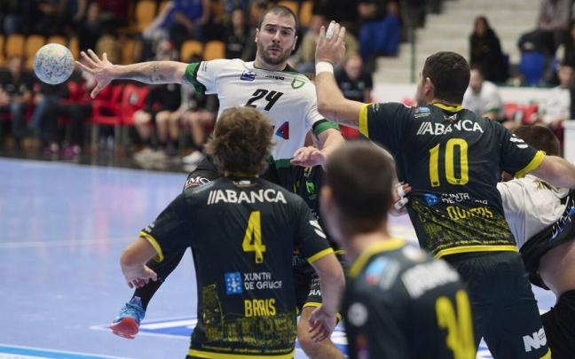 El central catalán Xavi Castro, ante el Cangas.