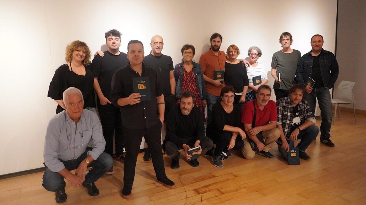 El autor del libro, el santurtziarra Pablo Salgado, junto a varios músicos, profesores y cantantes de Bera, en la presentación del libro realizada este sábado en la Casa de Cultura.