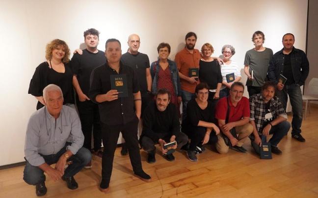 El autor del libro, el santurtziarra Pablo Salgado, junto a varios m&uacute;sicos, profesores y cantantes de Bera, en la presentaci&oacute;n del libro realizada este s&aacute;bado en la Casa de Cultura.