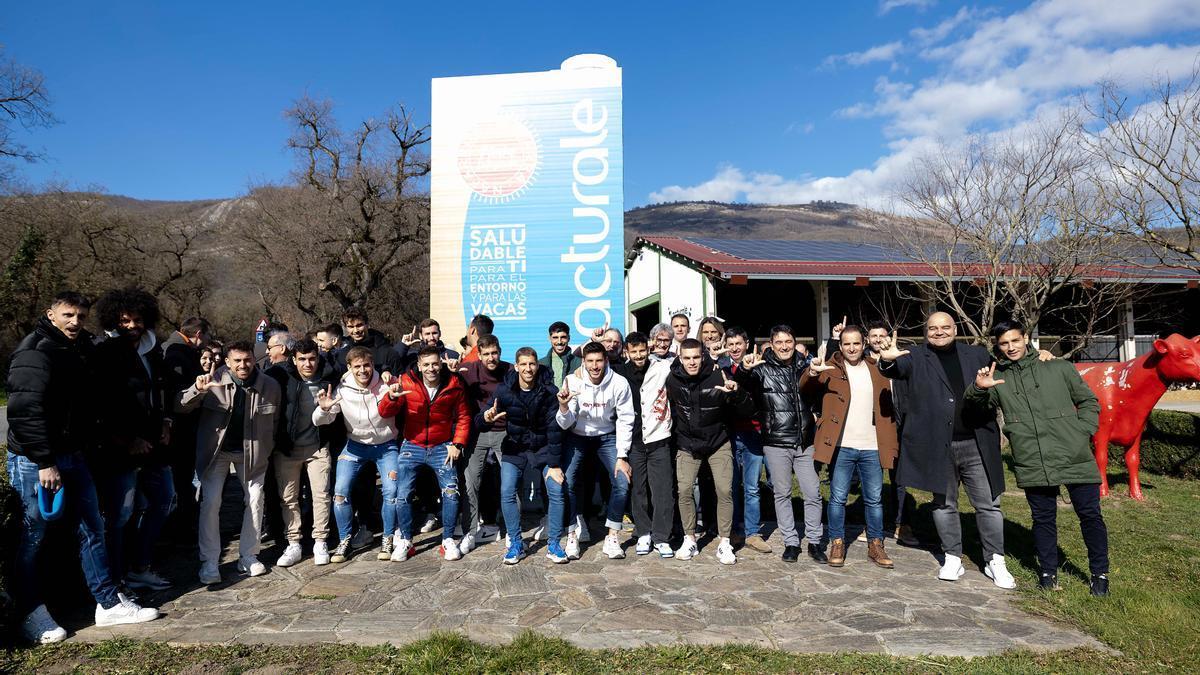 La plantilla de Osasuna, en la granja de Lacturale.