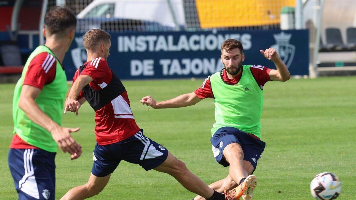 Jon Moncayola, durante un entrenamiento de Osasuna en Tajonar.